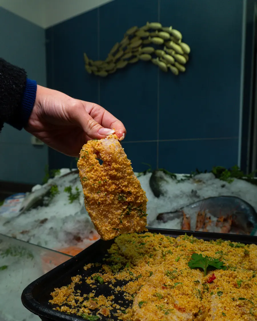 Filetto panato a mano sopra una teglia di cous cous