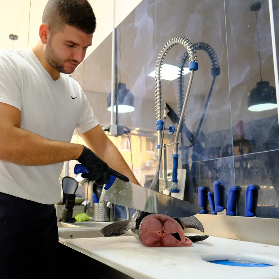 Il tonno sfilettato a mano in laboratorio